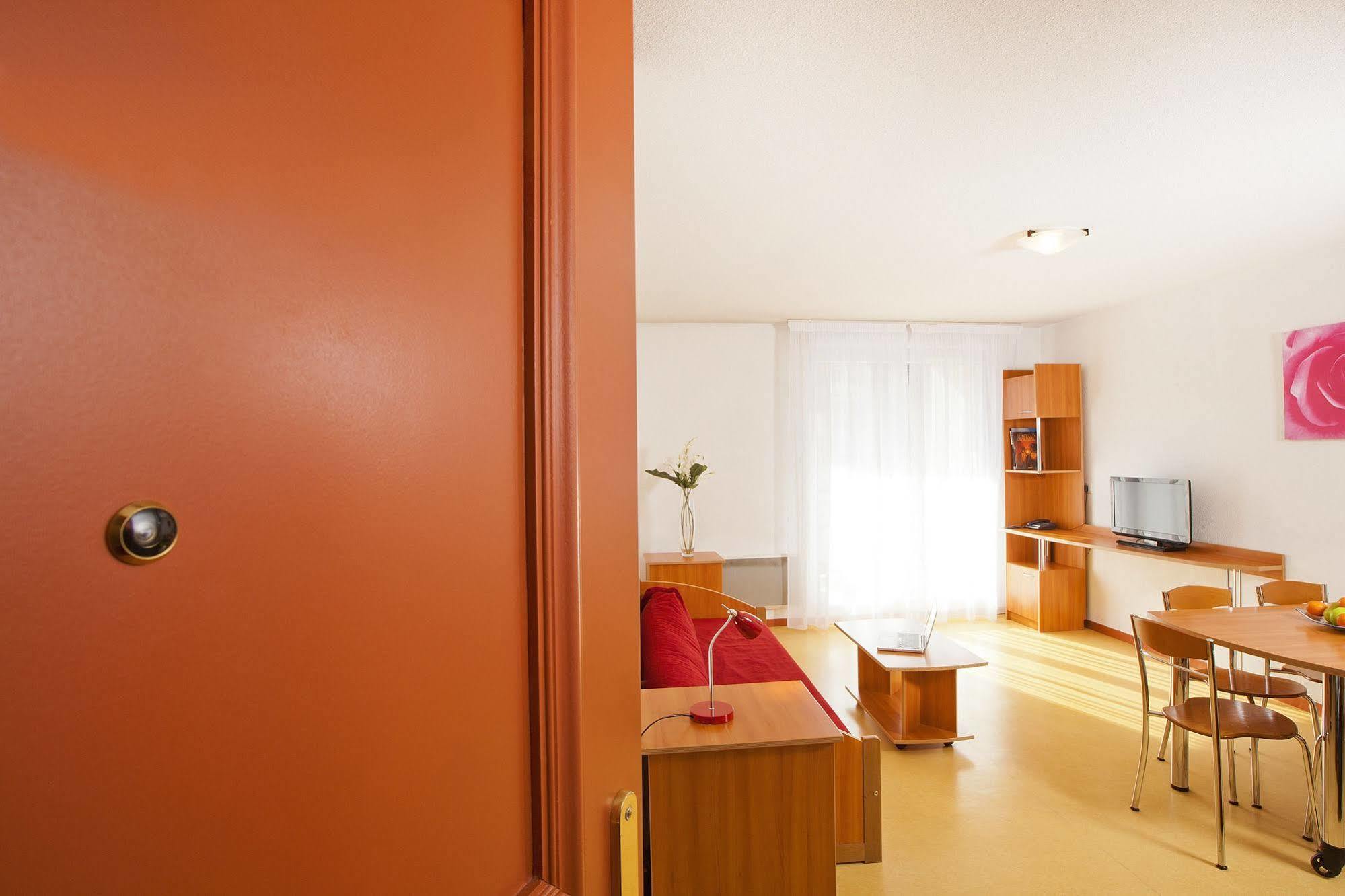 Sejours & Affaires Geneve Saint Genis Aparthotel Exterior photo