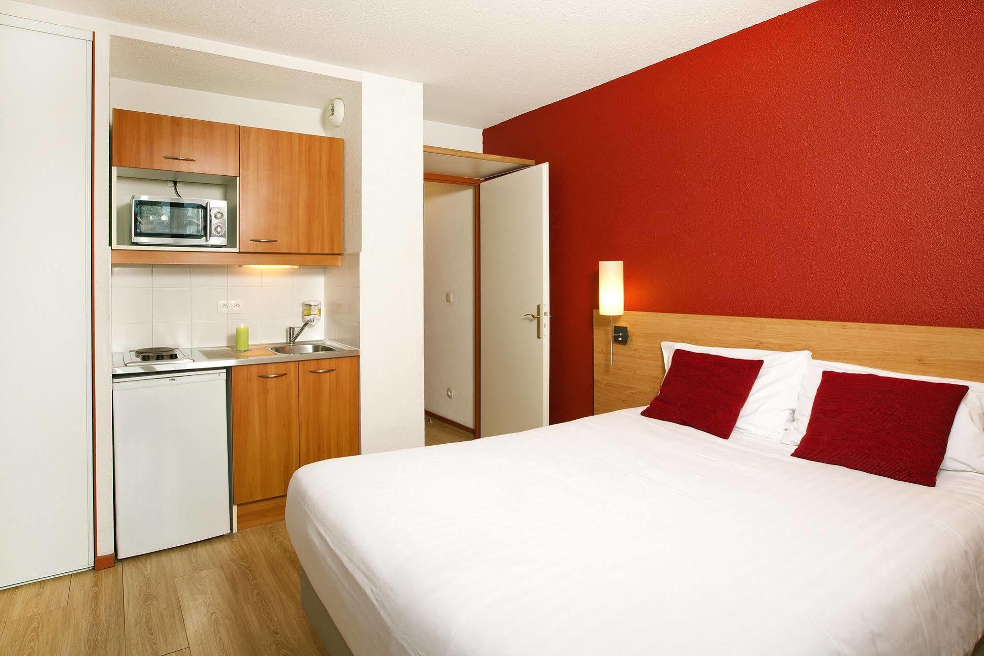 Sejours & Affaires Geneve Saint Genis Aparthotel Exterior photo